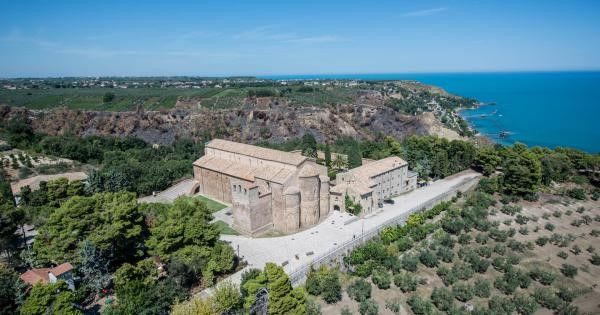 Luftaufnahme der Abtei San Giovanni in Venere zwischen den Olivenhainen