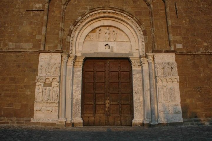 Das Mondportal mit der skulptierten Lünette