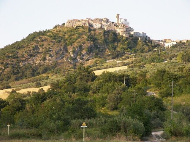 Le centre historique d'Altino perché sur l'éperon rocheux