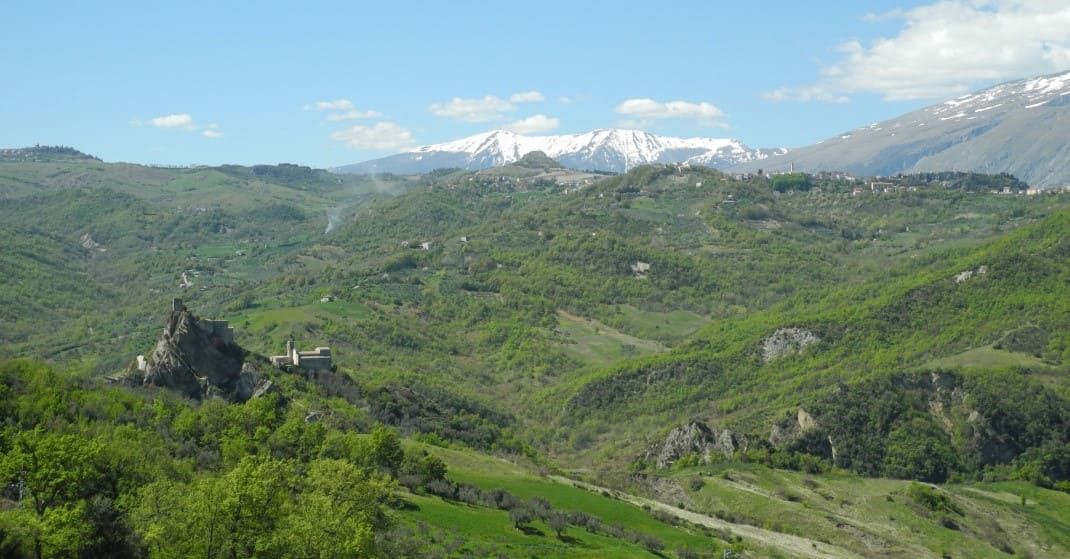 Gli affioramenti di arenaria che scendono verso il torrente Rio Secco