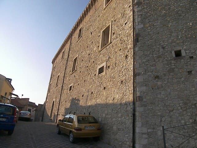Der mächtige Baukörper der Herzogsburg von Casoli
