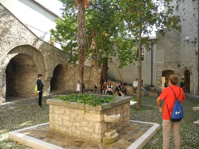 Der Innenhof der Herzogsburg mit den Arkaden