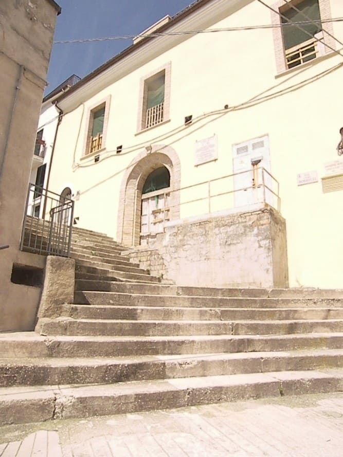 Das Gebäude, in dem die Internierten untergebracht waren, mit der langen Außentreppe