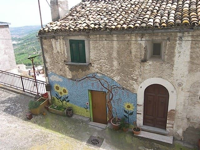 Wandbild an der Fassade eines Hauses im historischen Ortskern