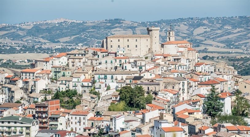 Il centro storico di Casoli disposto a cerchio sulla collina