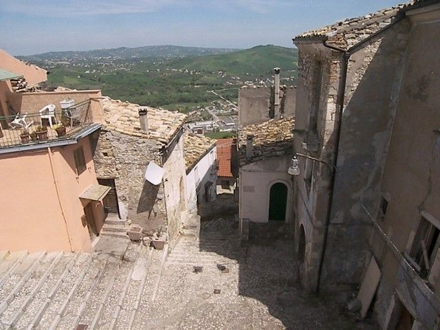 Ein kleiner Platz im historischen Ortskern von Casoli