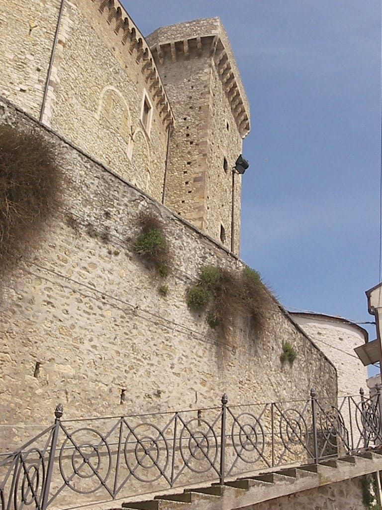 Die Treppe entlang der Mauern der Burg von Casoli