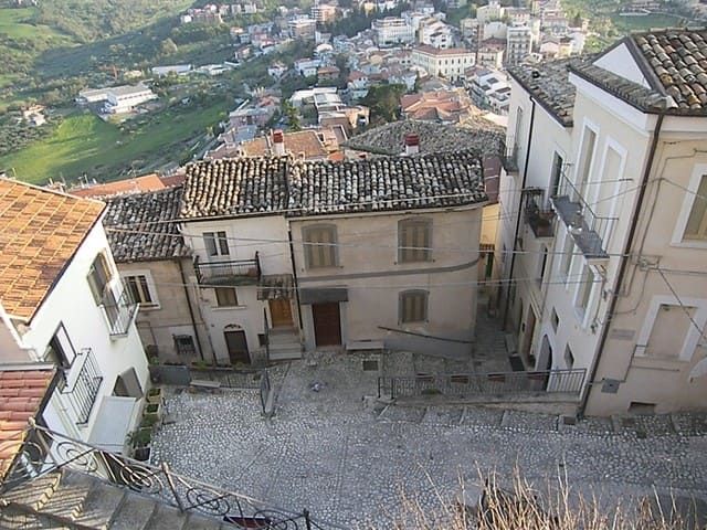Die Dächer des historischen Ortskerns von Casoli über dem Tal