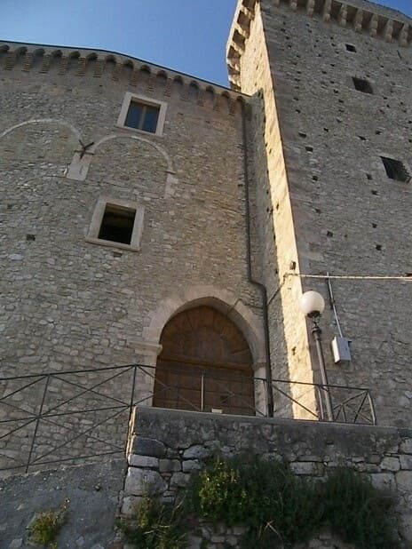 Der fünfeckige Spornturm der Burg von Casoli