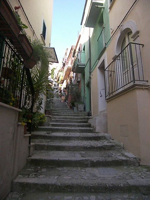 Eine Treppengasse zwischen den Häusern des historischen Ortskerns von Casoli