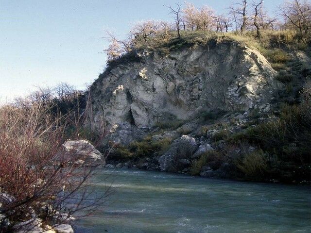 Collina rocciosa che domina l'ansa di un fiume