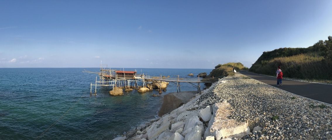 Ein Pfad entlang der Küste der Trabocchi, mit einem Trabocco über dem Meer