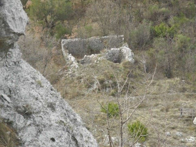 Die Reste eines Gipsofens zwischen der Vegetation