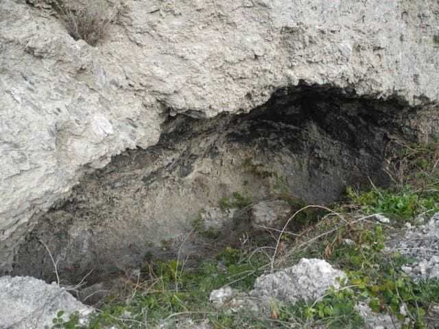 Ein natürlicher Hohlraum im Gipsfelsen