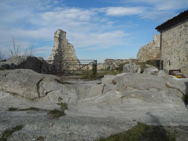 Die Reste der Annunziata-Kirche auf dem Gipsfelsen