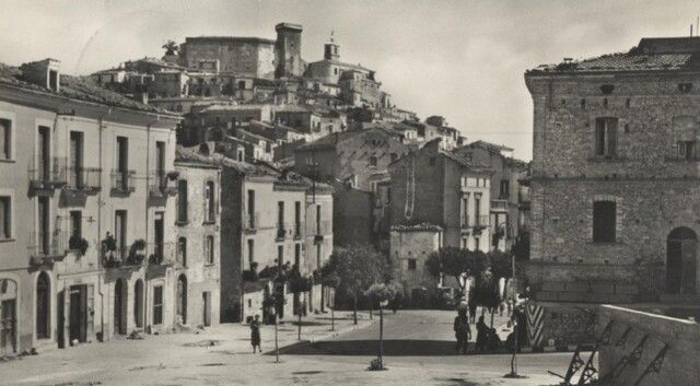 Fotografia storica in bianco e nero del borgo di Gessopalena prima della distruzione