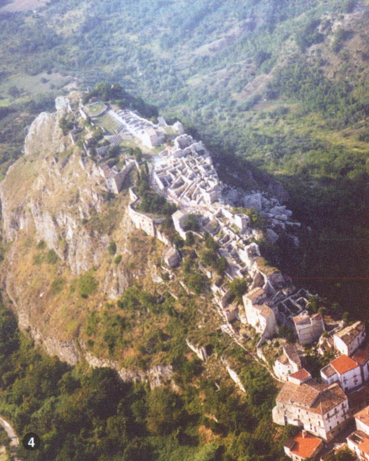 Blick von oben auf das in den Gipsfelsen gehauene Felsendorf