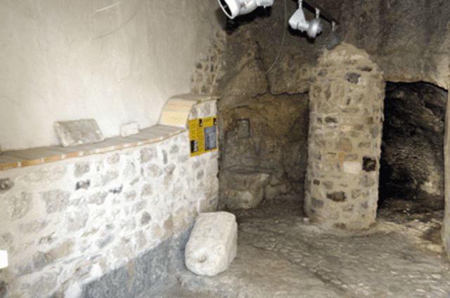 Der ausgehauene Sockel einer Weinpresse in den Ställen