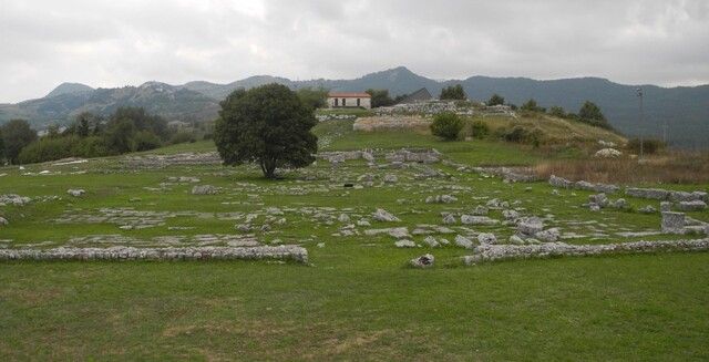 Der archäologische Park von Iuvanum mit dem Berg im Hintergrund