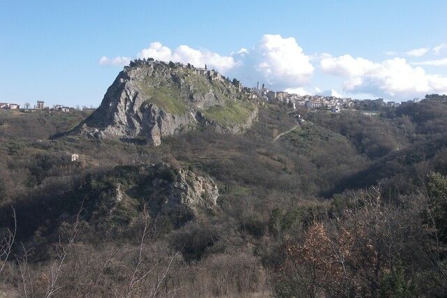 Der große Gipsfelsen von Gessopalena mit den Resten des Dorfes auf der Kuppe