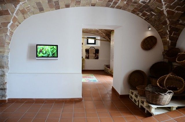 Ein Saal des Museums mit Videoprojektionen