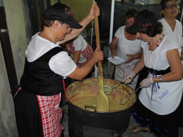 La préparation des plats pendant le Festival du Piment doux