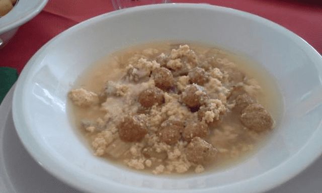 Kardonenbrühe mit Fleischklößchen und Eierflocken