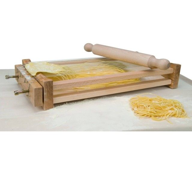 Die „chitarra“ aus Buchenholz mit der frisch geschnittenen Pasta
