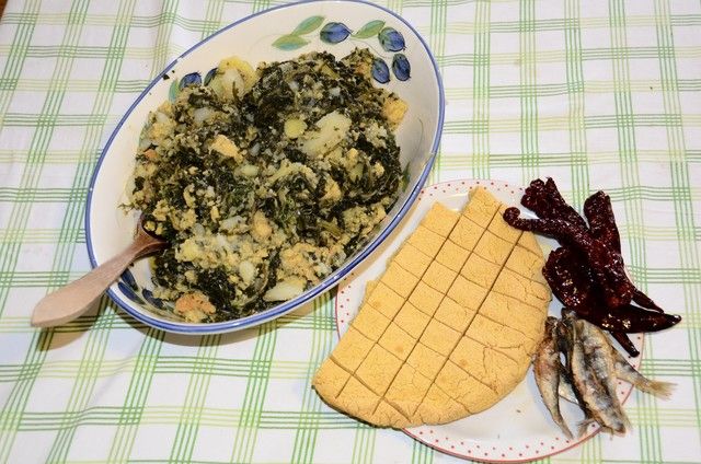 Pizze e fuje: Maisfladen mit gekochtem Gemüse
