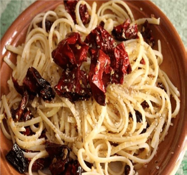 Maccheroni nach Ölmüllerart mit frischem Öl und getrockneter Paprika