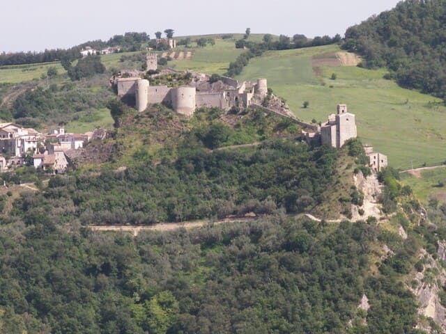 Burg und Dorf von Roccascalegna, vom gegenüberliegenden Hügel gesehen