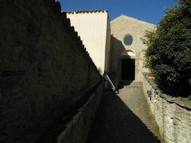 Il passaggio in ombra lungo le mura del castello