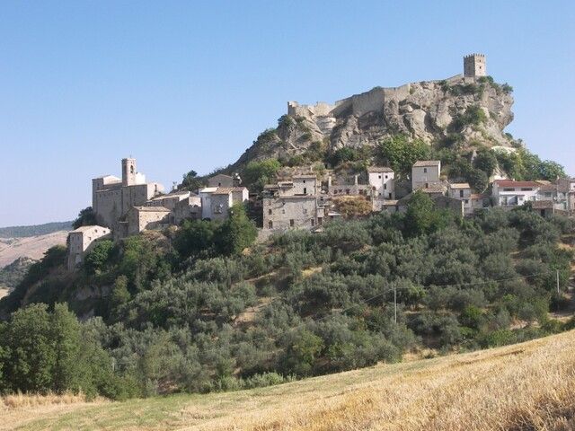 Die Burg von Roccascalegna auf dem Sandsteinsporn, mit dem Dorf zu ihren Füßen