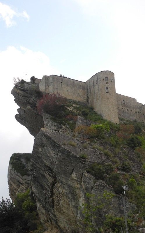 Le mura del castello a strapiombo sulla roccia