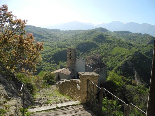 La chiesa e il borgo di Roccascalegna con la valle sullo sfondo