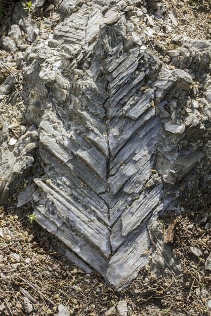 In dünnen Platten geschichtetes Gestein