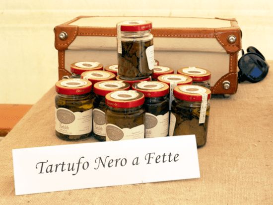 Vasetti di tartufo nero a fette