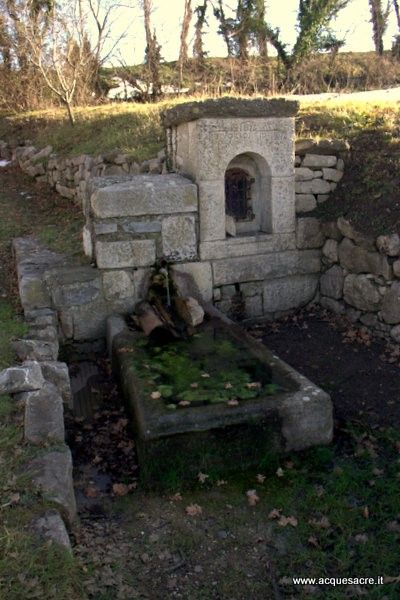 Einer der alten Brunnen im Gebiet von Torricella Peligna