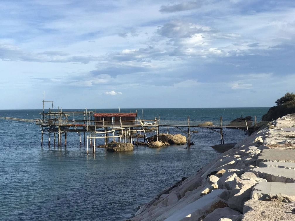 Trabocchi entlang der Küste, im Vordergrund der Kieselstrand