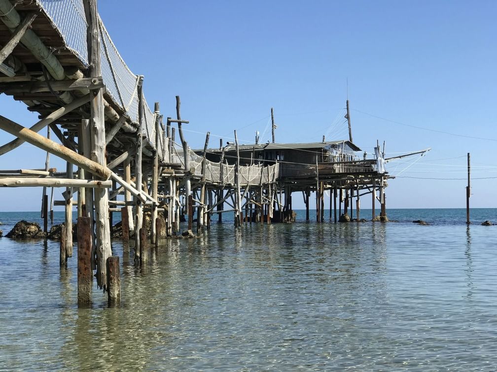 Ein Trabocco von unten gesehen, mit seinen langen Holzstegen