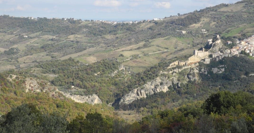 Das Tal des Wildbachs Rio Secco zwischen bewaldeten Höhenzügen